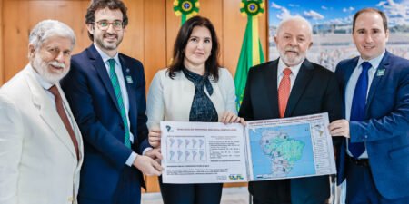 Ministra Simone Tebet entrega ao presidente Lula relatório do Subcomitê de Integração e Desenvolvimento Sul-Americano